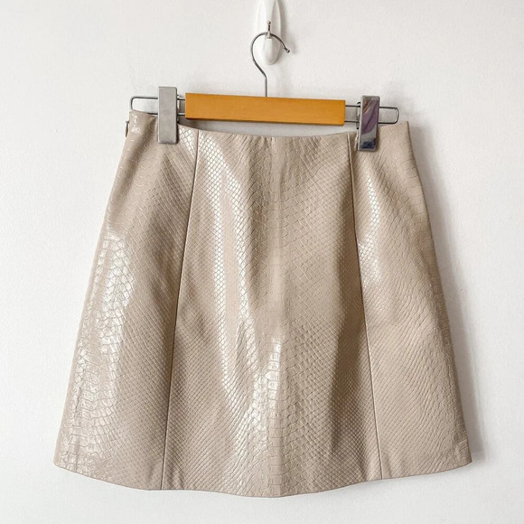 Aritzia Babaton Modern Vegan Leather Croc Embossed Mini Skirt Beige Size 0 - Picture 10 of 13